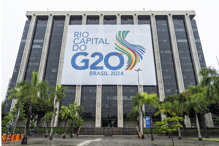 Imagen del 16 de noviembre de 2024 de un logotipo del G20 exhibido en Río de Janeiro, Brasil. (Xinhua/Wang Tiancong) 