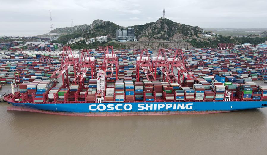 Vista aérea del 13 de octubre de 2021 del buque portacontenedores Libra de la naviera COSCO Shipping de China, en el puerto Yangshan de Shanghai, en el este de China. (Xinhua/Fang Zhe) 