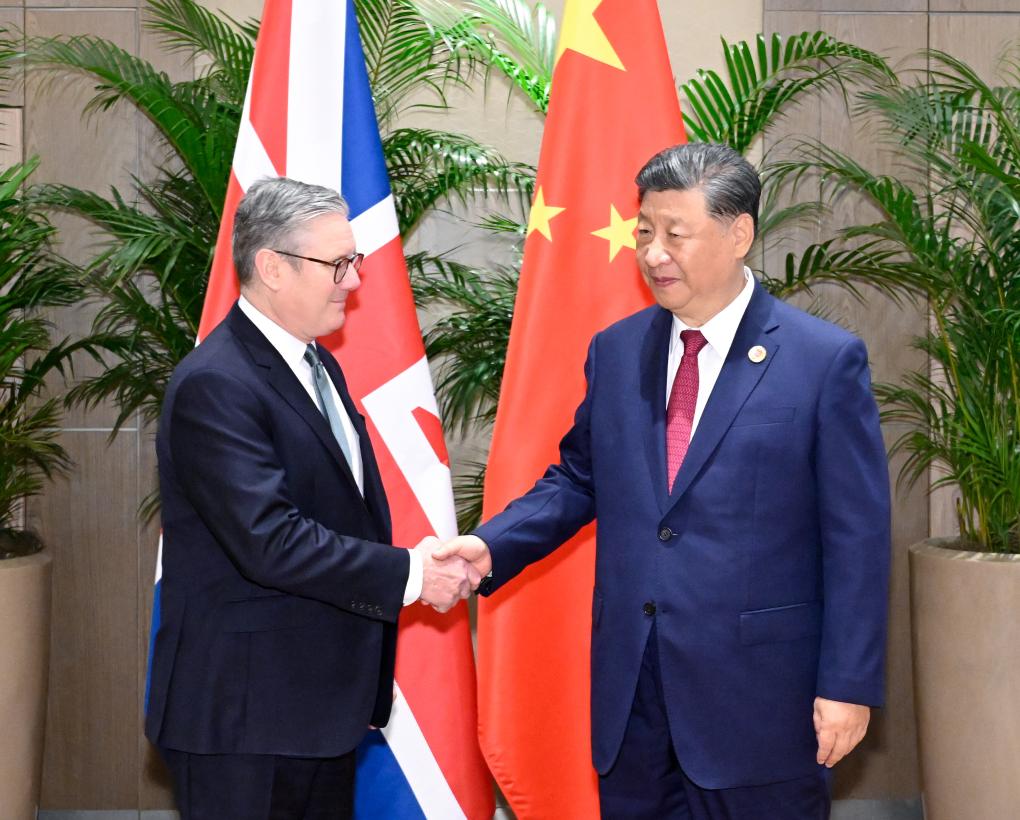 El presidente chino, Xi Jinping, se reúne con primer ministro británico, Keir Starmer, al margen de la 19ª Cumbre de Líderes del G20, en Río de Janeiro, Brasil, el 18 de noviembre de 2024. (Xinhua/Shen Hong)