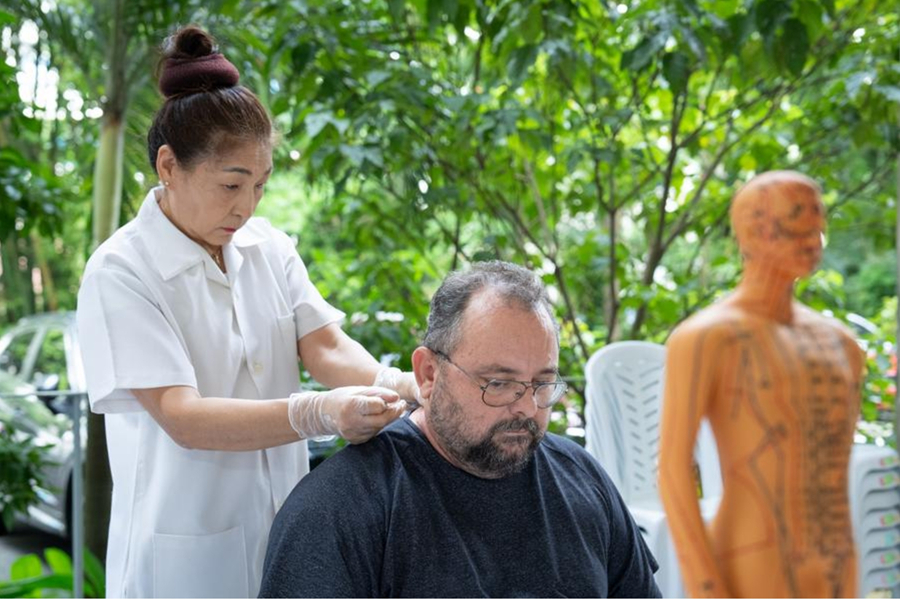 Imagen del 18 de abril de 2024 de un hombre experimentando un tratamiento de medicina tradicional china durante un evento para celebrar el Día Internacional del Idioma Chino en las Naciones Unidas, en Río de Janeiro, Brasil. (Xinhua/Wang Tiancong)