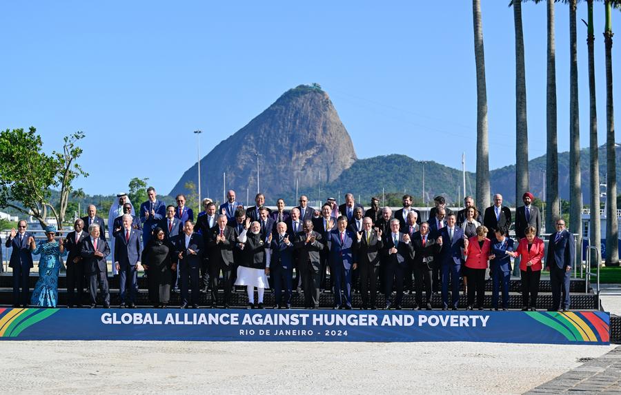 El presidente chino, Xi Jinping, y otros líderes que asisten a la 19ª Cumbre del G20 posan para una fotografía grupal para la Alianza Global contra el Hambre y la Pobreza lanzada por G20, en Río de Janeiro, Brasil, el 18 de noviembre de 2024. (Xinhua/Li Xueren) 