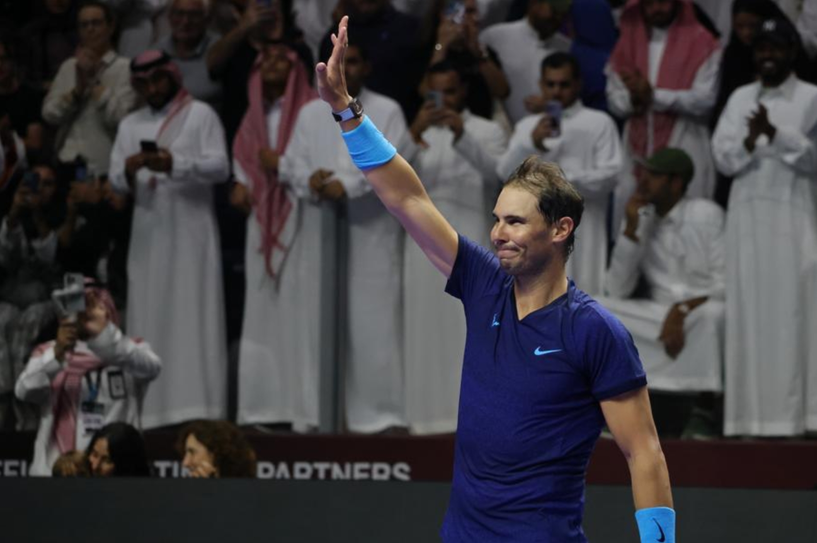 Imagen del 19 de octubre de 2024 de Rafael Nadal, de España, saludando a los espectadores al término del partido por el tercer lugar ante Novak Djokovic, de Serbia, en el torneo de tenis de exhibición "6 Kings Slam", en Riad, Arabia Saudita. (Xinhua/Luo Chen)