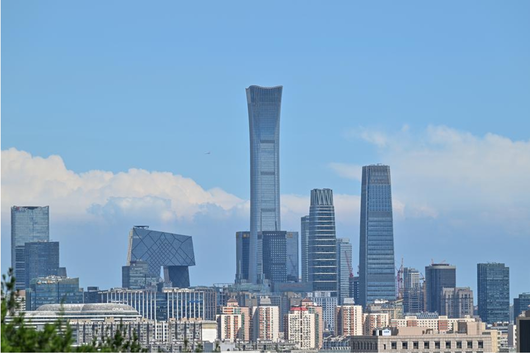 Vista panorámica fotografiada desde la colina Jingshan muestra rascacielos del distrito comercial central en un día soleado en Beijing, capital de China, el 12 de agosto de 2024. (Xinhua/Li Xin)