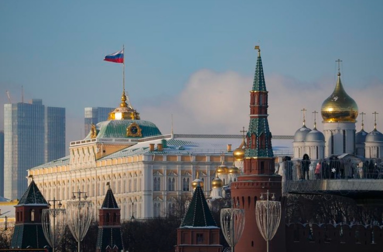 La bandera nacional rusa ondea en el Kremlin, en Moscú, capital de Rusia, el 6 de enero de 2023. (Xinhua/Alexander Zemlianichenko Jr)