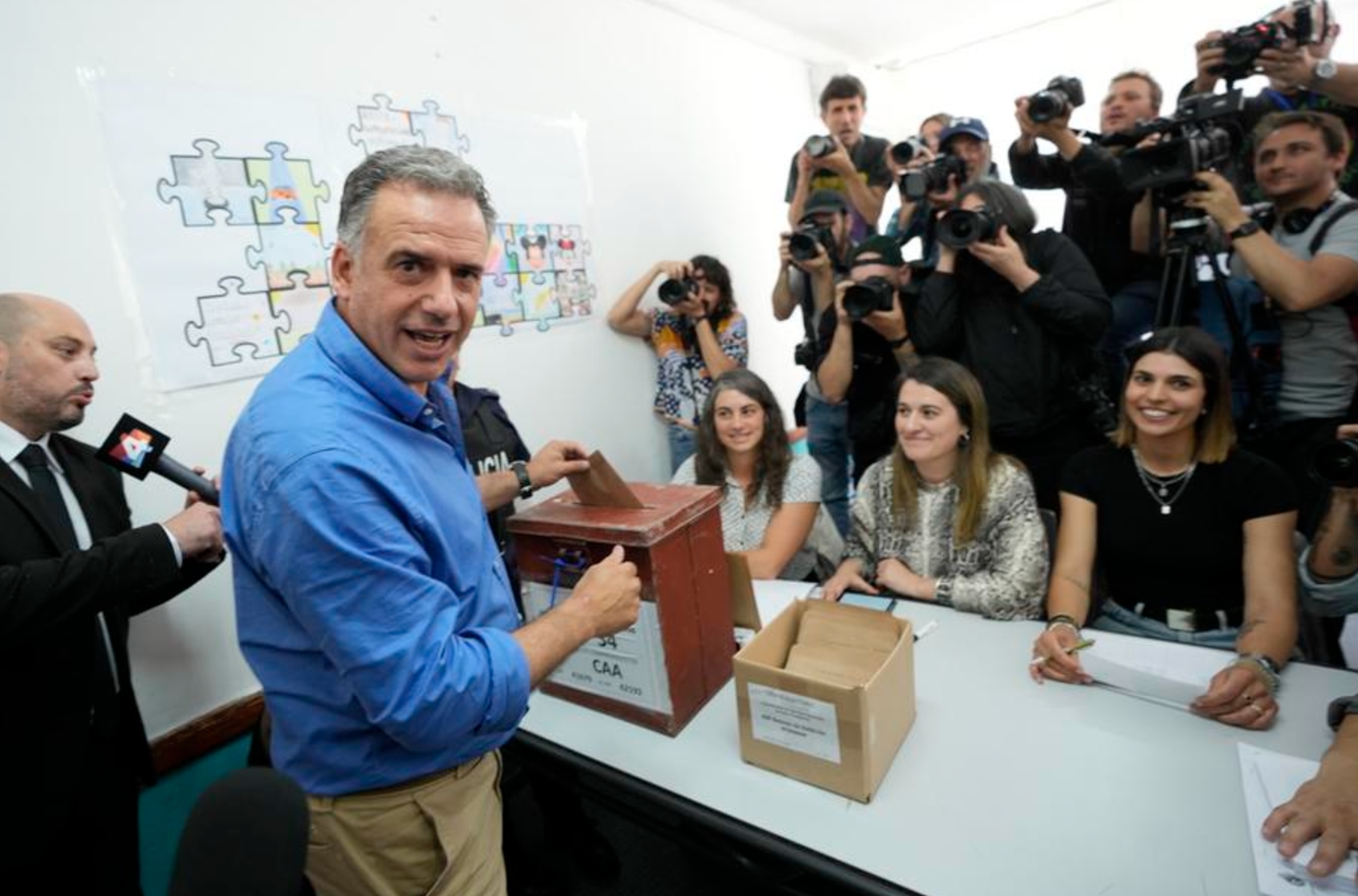 El candidato a la presidencia de Uruguay por el Frente Amplio, Yamandú Orsi (2-i), emite su voto durante las elecciones nacionales del 27 de octubre de 2024 en su circuito de votación en Canelones, Uruguay. (Xinhua/Nicolás Celaya)