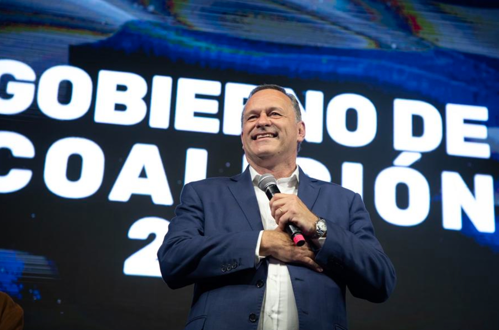 Imagen del 27 de octubre de 2024 del candidato a la presidencia de Uruguay por el Partido Nacional (PN), Álvaro Delgado, hablando en la Plaza Varela en la capital uruguaya, Montevideo. (Xinhua/Martín Zabala)