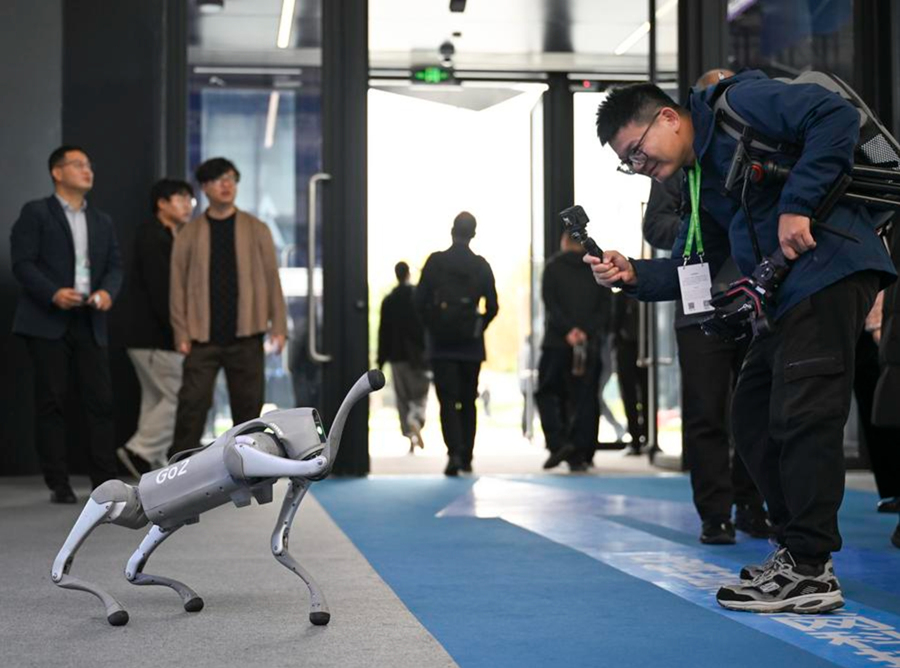 Un visitante interactúa con un perro robótico inteligente en la Exposición Luz de la Internet, en Wuzhen, provincia de Zhejiang, en el este de China, el 19 de noviembre de 2024. La Exposición Luz de la Internet comenzó el martes durante la Cumbre de Wuzhen de la Conferencia Mundial de Internet (WIC, siglas en inglés) de 2024 en la ciudad fluvial de Wuzhen, mostrando los últimos logros tecnológicos, especialmente aquellos alcanzados en el área de inteligencia artificial (IA). (Xinhua/Cai Xiangxin)