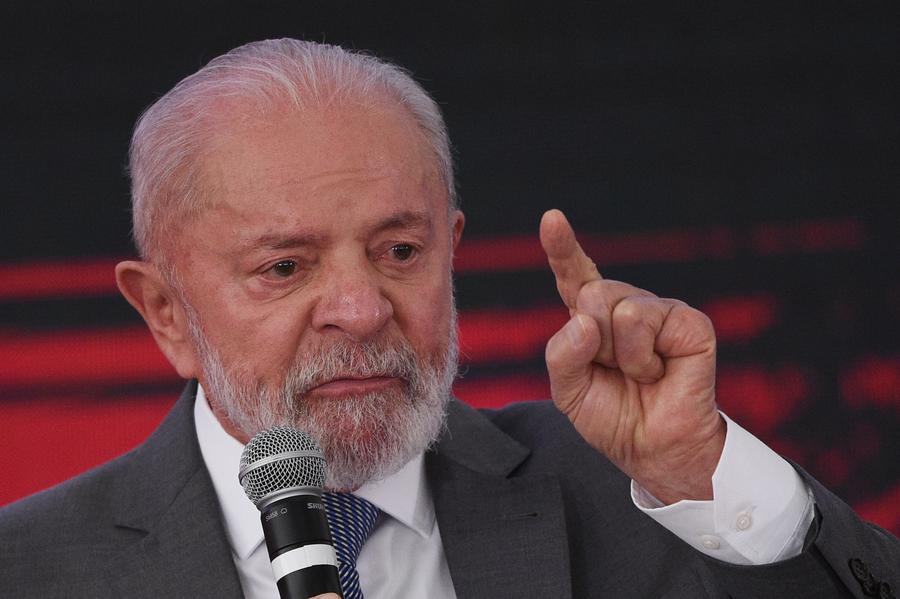 El presidente brasileño, Luiz Inácio Lula da Silva, habla durante la ceremonia de firma de un acuerdo llevada a cabo en el Palacio de Planalto, en Brasilia, Brasil, el 25 de octubre de 2024. (Xinhua/Lucio Tavora)