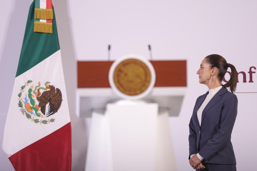 La presidenta mexicana, Claudia Sheinbaum Pardo, asiste a su primera conferencia de prensa matutina, en Palacio Nacional, en la Ciudad de México, capital de México, el 2 de octubre de 2024. (Xinhua/Francisco Cañedo)