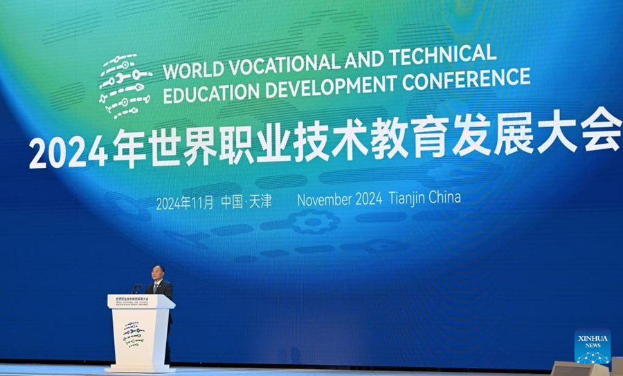  Li Shufu, presidente de Geely Holding Group, habla en la ceremonia de apertura de la Conferencia Mundial para el Desarrollo de la Educación Profesional y Técnica de 2024, en Tianjin, en el norte de China, el 21 de noviembre de 2024. Con el tema "La innovación empodera el futuro, las habilidades iluminan una nueva vida", la ceremonia de apertura de la Conferencia Mundial para el Desarrollo de la Educación Profesional y Técnica de 2024 se llevó a cabo aquí el miércoles. (Xinhua/Li Ran)