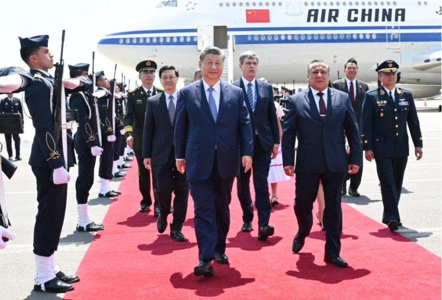 El presidente chino, Xi Jinping, es recibido calurosamente por el primer ministro peruano, Gustavo Adrianzén, y por otros importantes funcionarios a su llegada a la base aérea del Callao, en Lima, Perú, el 14 de noviembre de 2024. (Xinhua/Li Xueren)