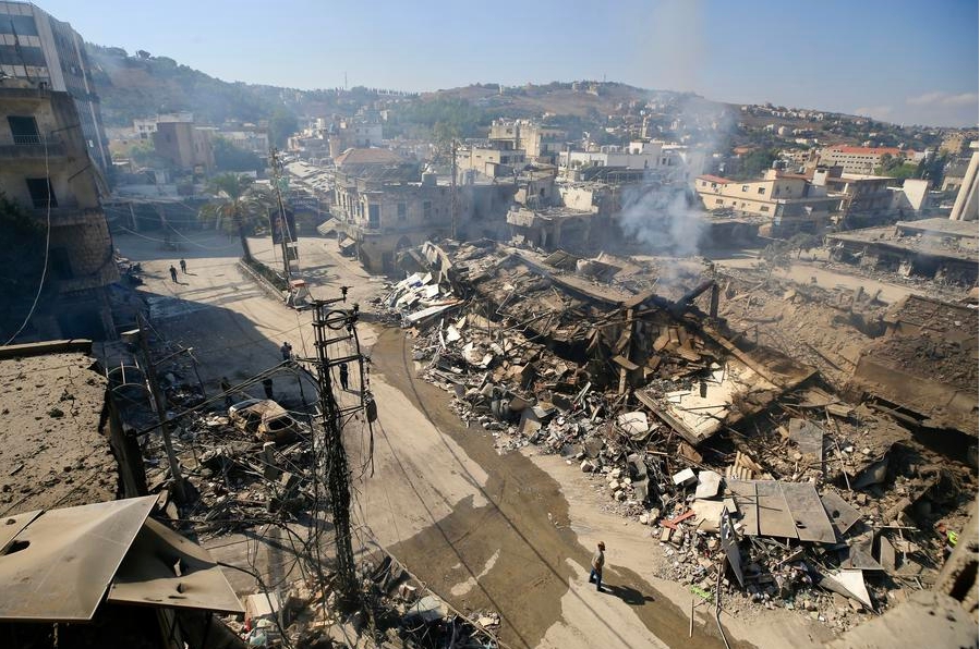 Imagen del 13 de octubre de 2024 de la destrucción causada por los ataques aéreos israelíes, en Nabatieh, Líbano. (Xinhua/Ali Hashisho)