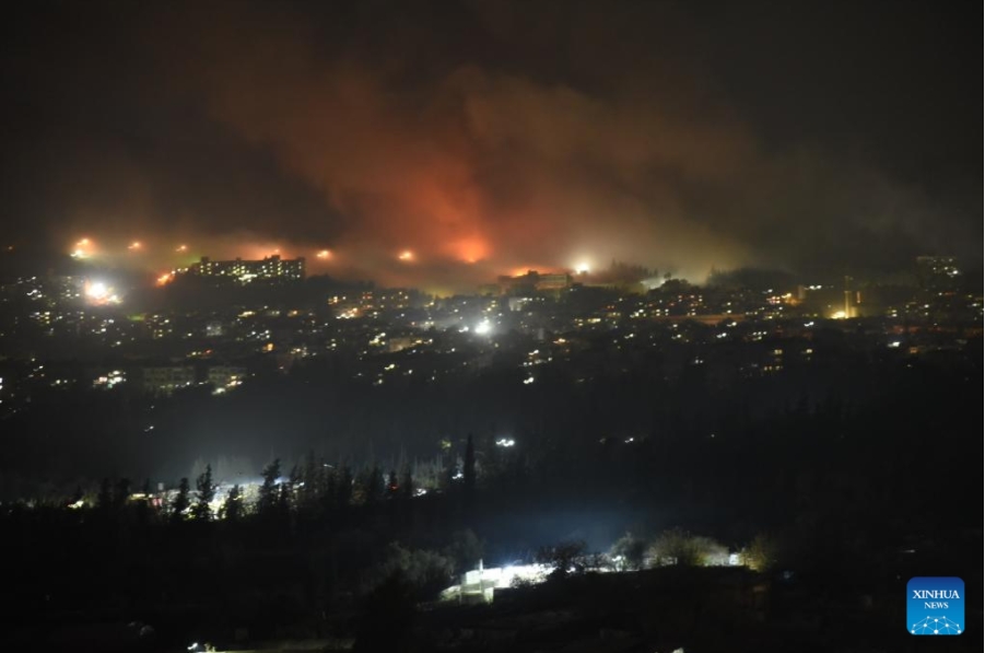 DAMASCO, 9 diciembre, 2024 (Xinhua) -- Humo emana después de ataques aéreos, en Damasco, Siria, el 9 de diciembre de 2024. Aviones de guerra israelíes lanzaron una serie de ataques aéreos el lunes contra buques de la Armada siria atracados en el puerto de Latakia y contra depósitos militares en zonas costeras, según un monitor de guerra. Los ataques israelíes también alcanzaron depósitos de armas en Damasco, en lo que parece ser un esfuerzo sistemático por desmantelar la infraestructura militar restante de Siria tras la caída del Gobierno de Bashar al-Assad, indicó el Observatorio Sirio para los Derechos Humanos. (Xinhua/Monsef Memari)