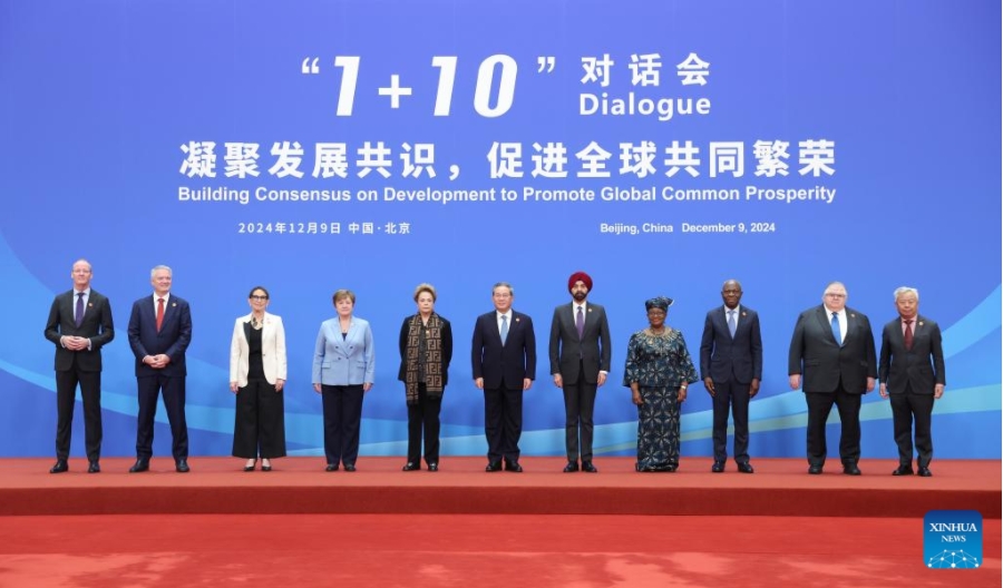 El primer ministro chino, Li Qiang, celebra el diálogo "1+10" con los jefes de 10 organizaciones económicas internacionales, incluyendo a la presidenta del Nuevo Banco de Desarrollo, Dilma Rousseff, el presidente del Grupo Banco Mundial, Ajay Banga, la directora gerente del Fondo Monetario Internacional, Kristalina Georgieva, la directora general de la Organización Mundial del Comercio, Ngozi Okonjo-Iweala, la secretaria general de la Conferencia de las Naciones Unidas sobre Comercio y Desarrollo, Rebeca Grynspan, el director general de la Organización Internacional del Trabajo, Gilbert Houngbo, el secretario general de la Organización para la Cooperación y el Desarrollo Económicos, Mathias Cormann, el gerente general del Banco de Pagos Internacionales, Agustín Carstens, el presidente del Consejo de Estabilidad Financiera, Klaas Knot, y el presidente del Banco Asiático de Inversión en Infraestructura, Jin Liqun, en la Residencia de Huéspedes de Estado Diaoyutai, en Beijing, capital de China, el 9 de diciembre de 2024. (Xinhua/Ding Haitao)