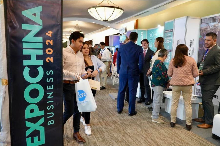 Imagen del 24 de septiembre de 2024 de personas visitando estands durante la "ExpoChina Business 2024", en Quito, capital de Ecuador. Empresarios y emprendedores ecuatorianos se dieron cita el martes en la "ExpoChina Business 2024", un evento comercial que busca expandir las oportunidades de negocios con China en el marco del Tratado de Libre Comercio, firmado entre ambos países y vigente desde el 1 de mayo de 2024. (Xinhua/Ricardo Trujillo) 