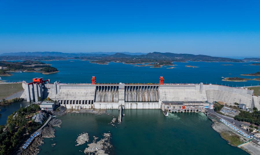 Panorámica aérea del embalse de Danjiangkou, en la provincia central china de Hubei, el 30 de noviembre de 2024. (Xinhua/Hu Jingwen)