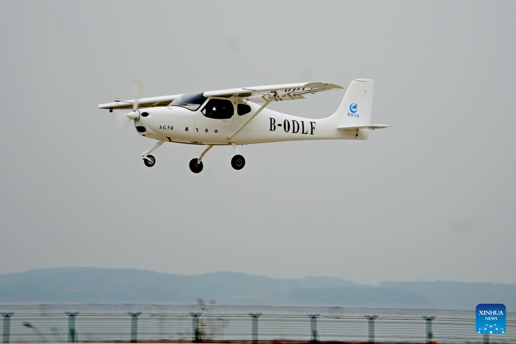  Imagen del 9 de diciembre de 2024 de un AG50 modificado realizando su vuelo inaugural en un aeropuerto, en Jingmen, en la provincia de Hubei, en el centro de China. Un AG50 modificado, el avión deportivo ligero de nueva generación de China, realizó un exitoso vuelo inaugural el lunes, según la Corporación de la Industria de Aviación de China (AVIC, por sus siglas en inglés). El avión AG50 modificado realizó el vuelo en un aeropuerto en Jingmen, en la provincia de Hubei, en el centro de China. El vuelo fue estable y todos los sistemas del avión funcionaron bien, dijo la AVIC, el principal fabricante aeronáutico del país. La medida marcó la finalización de la modificación del AG50, así como el ingreso del avión modificado a su fase de prueba de vuelo de validación de aeronavegabilidad, señaló la AVIC. (Xinhua/AVIC)