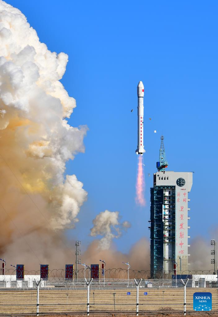 China lanza 5 satélites experimentales