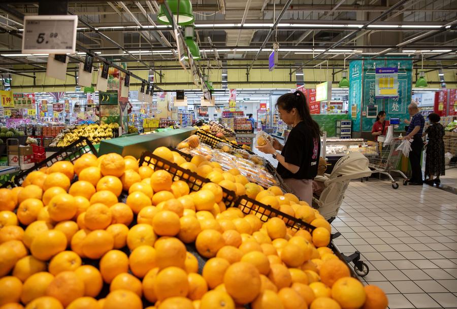 Una mujer selecciona frutas en un supermercado en la ciudad de Xinghua, provincia de Jiangsu, en el este de China. (Xinhua/Zhou Shegen)