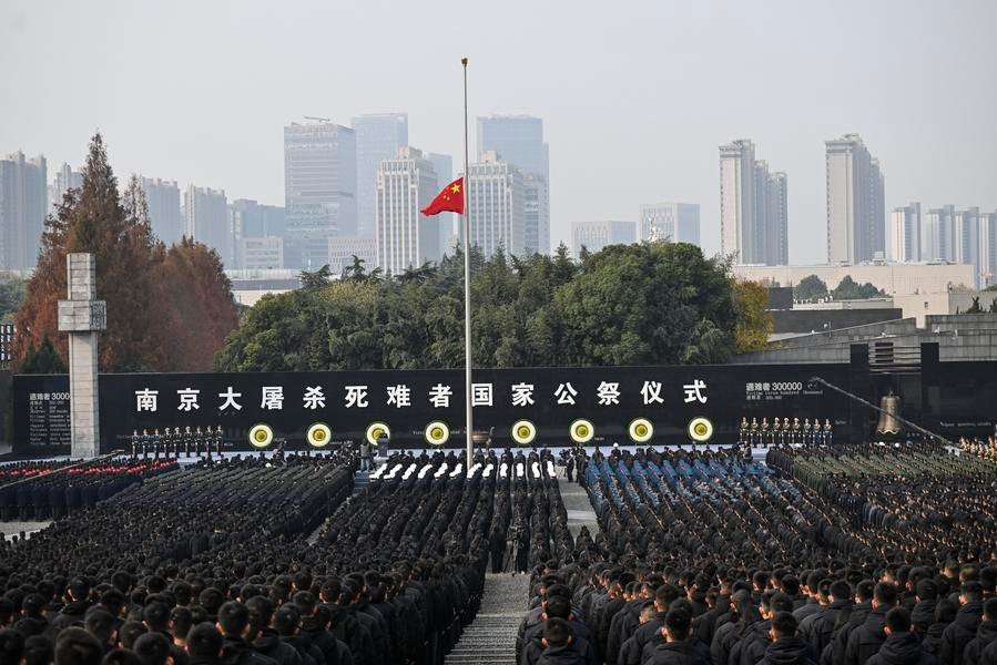 La XI ceremonia nacional en memoria de las víctimas de la Masacre de Nanjing se celebra en el Salón Conmemorativo de las Víctimas de la Masacre de Nanjing por los Invasores Japoneses, en Nanjing, capital de la provincia de Jiangsu, en el este de China, el 13 de diciembre de 2024. (Xinhua/Ji Chunpeng).