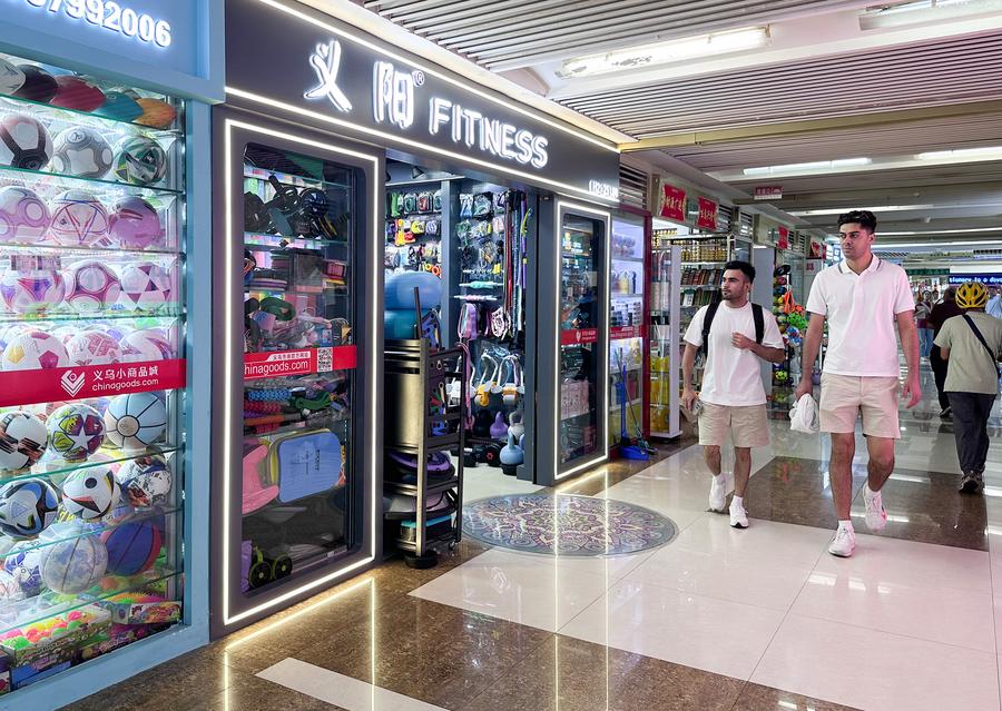 Comerciantes extranjeros visitan el Mercado de Comercio Internacional de Yiwu, en la provincia oriental china de Zhejiang, el 29 de julio de 2024. (Xinhua/Li He)