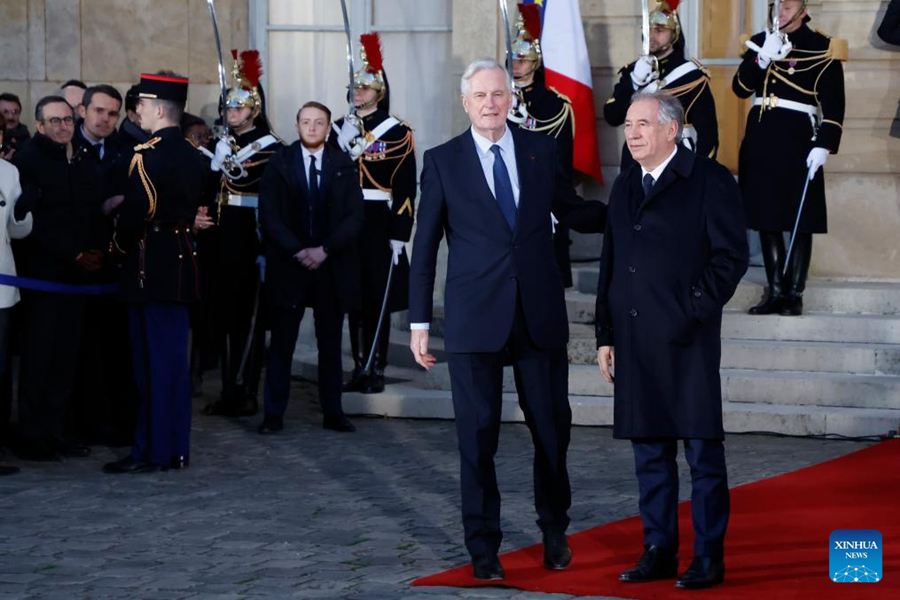 Francois Bayrou (d-frente) y el primer ministro francés saliente, Michel Barnier (i-frente), asisten a la ceremonia de transferencia de poder, en París, Francia, el 13 de diciembre de 2024. El presidente de Francia, Emmanuel Macron, nominó el viernes a Francois Bayrou como nuevo primer ministro del país, sucediendo a Michel Barnier, que fue cesado en una moción de censura el 4 de diciembre. (Xinhua/Henri Szwarc)