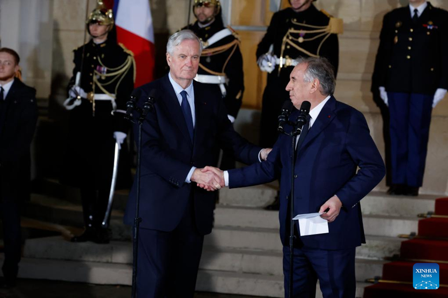 Francois Bayrou (d-frente) estrecha la mano del primer ministro francés saliente, Michel Barnier (i-frente), en la ceremonia de transferencia de poder, en París, Francia, el 13 de diciembre de 2024. El presidente de Francia, Emmanuel Macron, nominó el viernes a Francois Bayrou como nuevo primer ministro del país, sucediendo a Michel Barnier, que fue cesado en una moción de censura el 4 de diciembre. (Xinhua/Henri Szwarc)