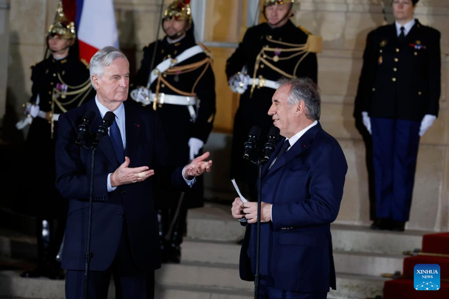 Francois Bayrou (d-frente) y el primer ministro francés saliente, Michel Barnier (i-frente), asisten a la ceremonia de transferencia de poder, en París, Francia, el 13 de diciembre de 2024. El presidente de Francia, Emmanuel Macron, nominó el viernes a Francois Bayrou como nuevo primer ministro del país, sucediendo a Michel Barnier, que fue cesado en una moción de censura el 4 de diciembre. (Xinhua/Henri Szwarc)