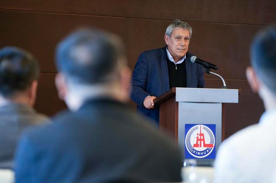 Imagen del 25 de septiembre de 2024 de Carlos Muñoz, el presidente del Servicio de Comunicación Audiovisual de Uruguay, hablando durante un encuentro de la Agencia de Noticias Xinhua con medios de comunicación de Uruguay, en Montevideo, capital de Uruguay. (Xinhua/Nicolás Celaya)