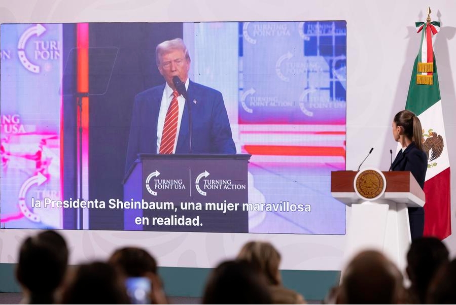 Imagen cedida por la Presidencia de México de la presidenta mexicana, Claudia Sheinbaum (d), participando durante su conferencia de prensa matutina, en Palacio Nacional, en la Ciudad de México, capital de México, el 23 de diciembre de 2024. (Xinhua/Presidencia de México)