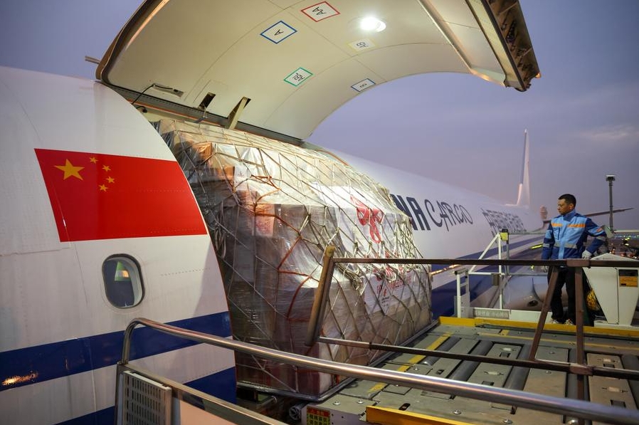 Suministros de ayuda de emergencia con la marca "China Aid", destinados a la capital de Vanuatu, Port Vila, se cargan en un avión en el Aeropuerto Internacional Baoan de Shenzhen, en la provincia meridional china de Guangdong, el 1 de enero de 2025. (Xinhua/Liang Xu)