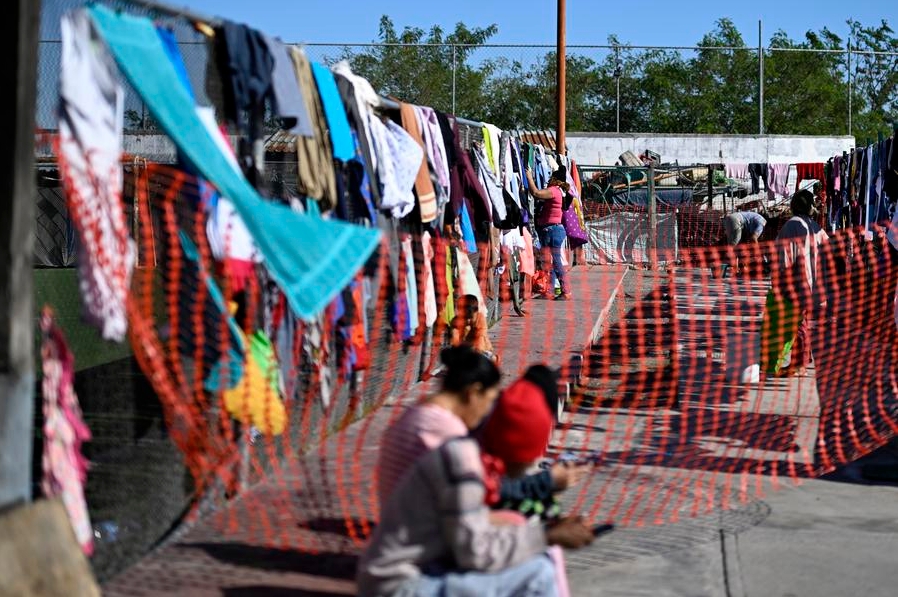 Imagen del 11 de diciembre de 2024 de una migrante colgando ropa en un albergue, en la ciudad fronteriza de Reynosa, Tamaulipas, México. (Xinhua/Li Muzi)