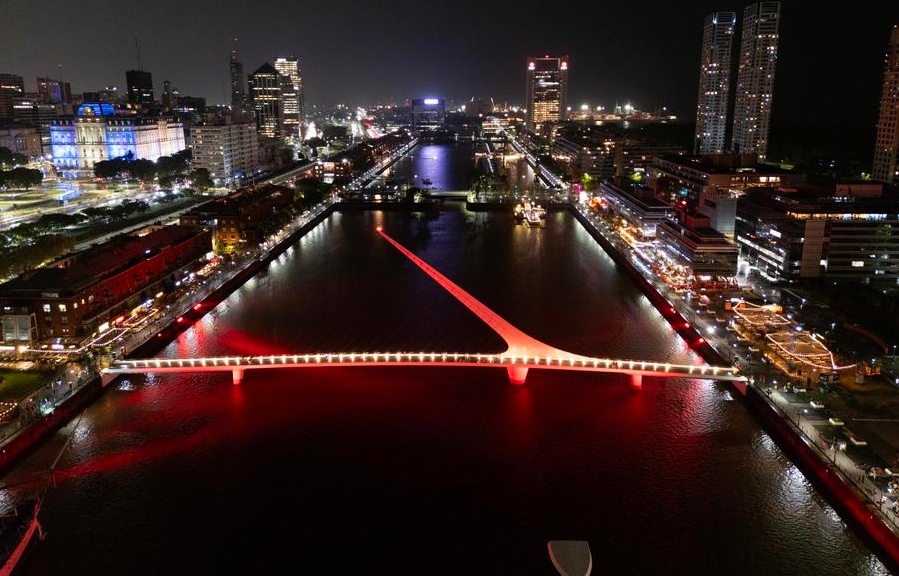 Imagen tomada con un dron el 9 de febrero de 2024 del Puente de la Mujer iluminado de rojo con motivo de las celebraciones del Año Nuevo Lunar chino, en la ciudad de Buenos Aires, capital de Argentina. (Xinhua/Ezequiel Putruele)