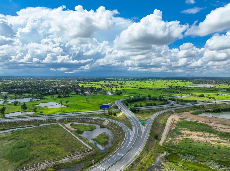 Vista aérea tomada con un dron muestra un tramo de la autopista Phnom Penh-Sihanoukville en la provincia de Kampong Speu, Camboya, el 25 de septiembre de 2024. (Xinhua/Cambodian PPSHV Expressway Co., Ltd.) 