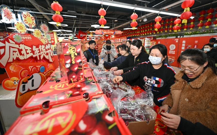 Clientes seleccionan cerezas chilenas recién llegadas en un supermercado en Tianjin, en el norte de China, el 26 de diciembre de 2024. (Xinhua/Sun Fanyue)