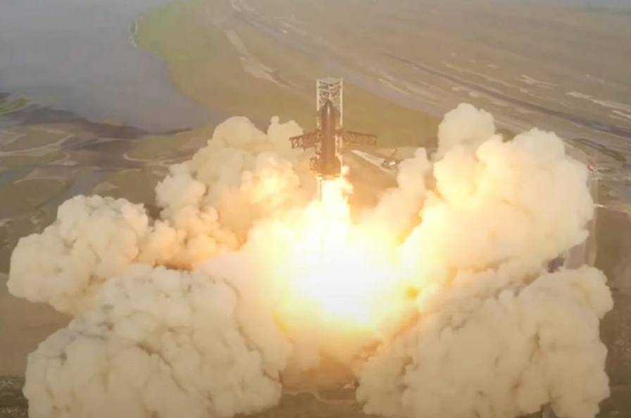 Captura de video cedida por SpaceX el 20 de abril de 2023 del cohete Starship despegando desde la plataforma de lanzamiento en la base Starbase de SpaceX, en Boca Chica, Texas, Estados Unidos. (Xinhua/SpaceX)