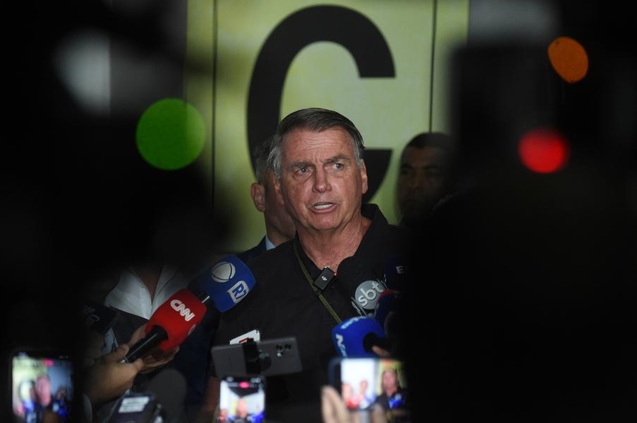 Imagen del 25 de noviembre de 2024 del expresidente brasileño Jair Bolsonaro hablando durante una conferencia de prensa, a su llegada al Aeropuerto Internacional de Brasilia, en Brasilia, Brasil. (Xinhua/Lucio Tavora)