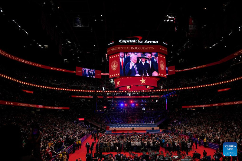 Personas observan la transmisión de la ceremonia de toma de posesión del 47° presidente de Estados Unidos, en la Arena Capital One, en Washington, D.C., Estados Unidos, el 20 de enero de 2025. Donald Trump prestó juramento como el 47° presidente de Estados Unidos en la Rotonda del Capitolio de Estados Unidos, con lo que inició su segundo período al regresar a la Casa Blanca luego de cuatro años. (Xinhua/Wu Xiaoling)