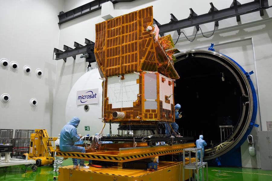 Investigadores realizan un experimento para el satélite Einstein Probe en la Academia de Innovación para Microsatélites de la Academia de Ciencias de China en Shanghai, en el este del país, el 20 de julio de 2023. (Xinhua/Cortesía)