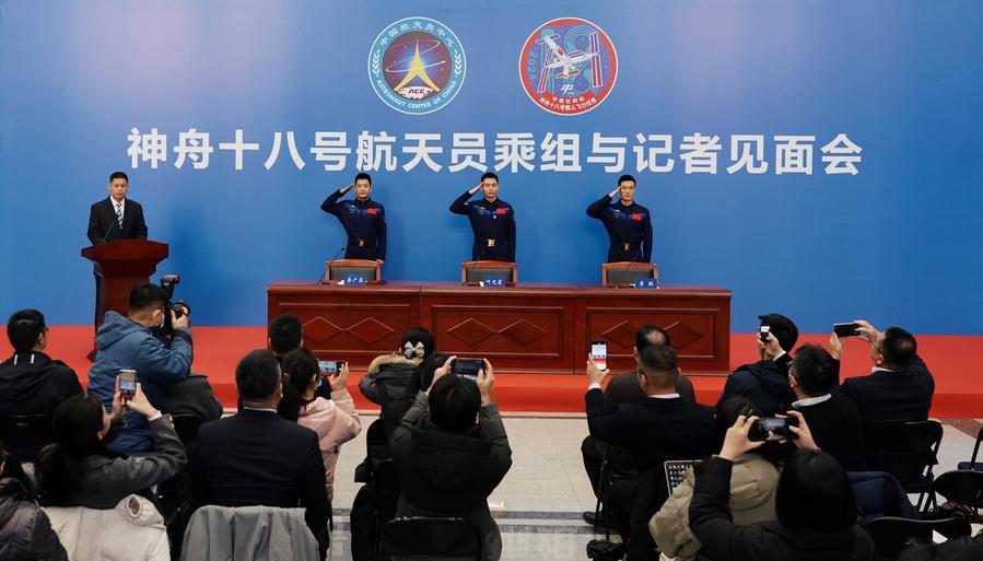 China otorga medallas a tres astronautas de misión Shenzhou-18