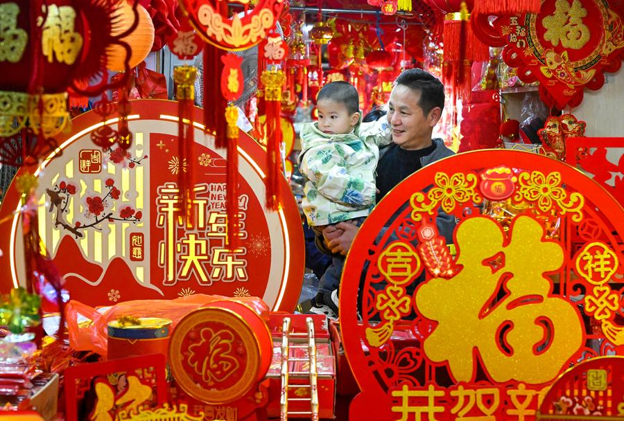 Clientes eligen adornos para la Fiesta de la Primavera en Ningbo, provincia oriental china de Zhejiang, el 24 de enero de 2025. (Xinhua/Xuejun)