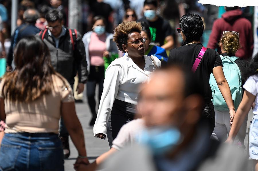 Personas caminan por una calle en Santiago, capital de Chile, el 4 de noviembre de 2022. (Xinhua/Jorge Villegas)