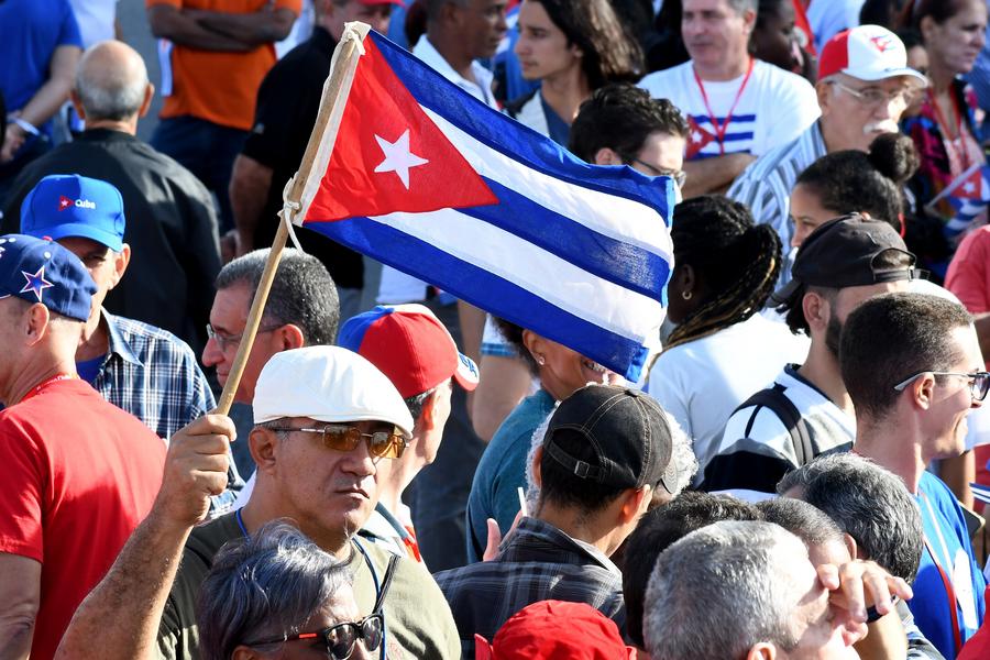 Imagen del 20 de diciembre de 2024 de un hombre sosteniendo una bandera nacional cubana durante una marcha para exigir el fin del bloqueo que aplica Washington contra Cuba, en La Habana, capital de Cuba. (Xinhua/Joaquín Hernández)