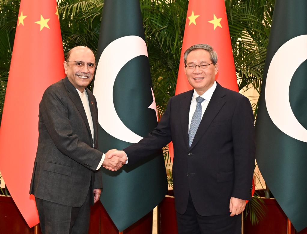 El primer ministro chino, Li Qiang, se reúne con el presidente de Pakistán, Asif Ali Zardari, quien se encuentra en China en una visita de Estado, en el Gran Palacio del Pueblo, en Beijing, capital de China, el 6 de febrero de 2025. (Xinhua/Li Xiang)