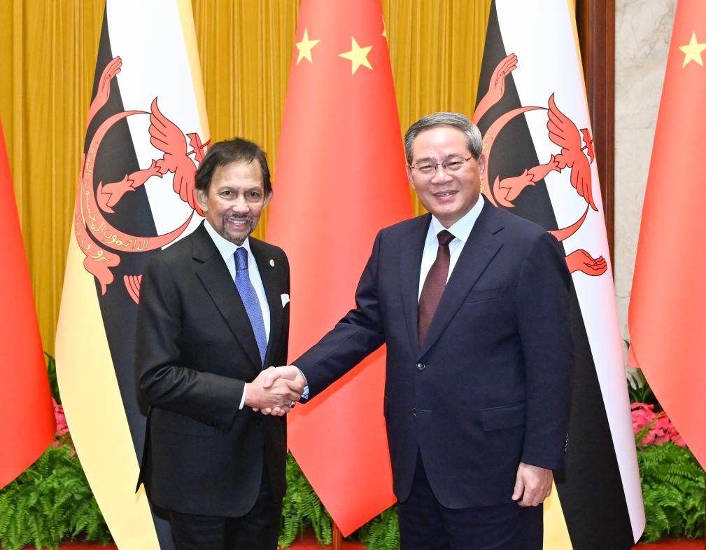 El primer ministro chino, Li Qiang, se reúne con el sultán de Brunéi, Haji Hassanal Bolkiah Mu'izzaddin Waddaulah, quien se encuentra en China en una visita de Estado, en el Gran Palacio del Pueblo, en Beijing, capital de China, el 6 de febrero de 2025. (Xinhua/Li Xiang)