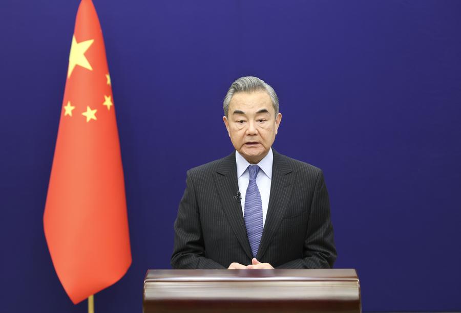 El ministro de Relaciones Exteriores chino, Wang Yi, también miembro del Buró Político del Comité Central del Partido Comunista de China, pronuncia un discurso transmitido en un vídeo en vivo en un simposio sobre la cooperación marítima global y la gobernanza oceánica, el 26 de noviembre de 2024. (Xinhua/Pang Xinglei)