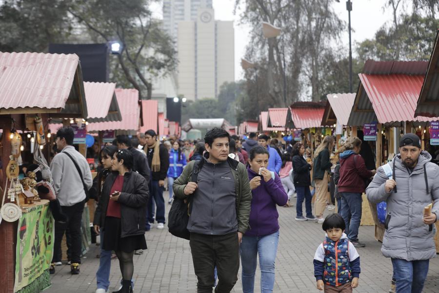 Personas visitan la feria Expo Café Villa Rica 2024 llevada a cabo en el Parque de la Exposición, en Lima, Perú, el 24 de agosto de 2024. (Xinhua/Mariana Bazo)