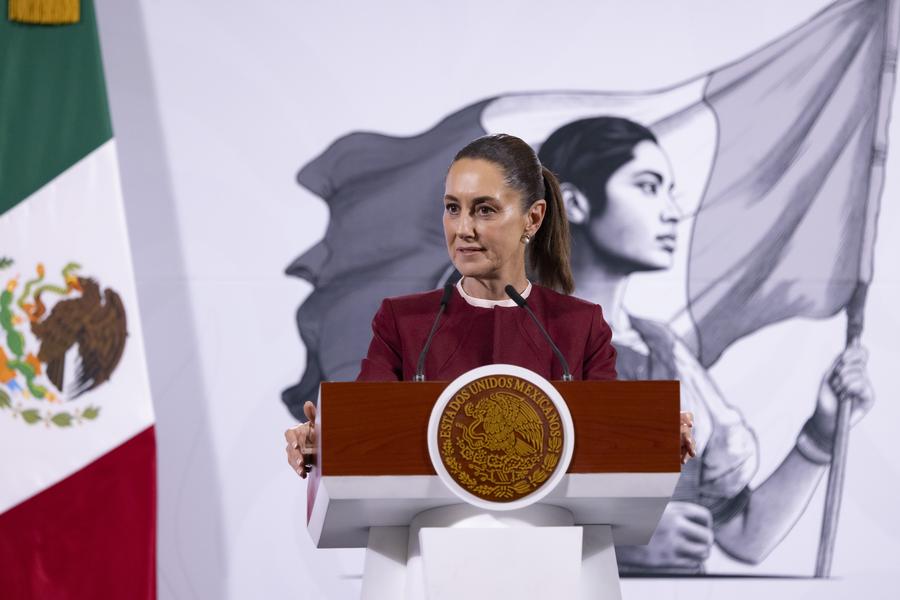 Imagen cedida por la Presidencia de México de la presidenta mexicana, Claudia Sheinbaum, sonriendo durante su conferencia de prensa matutina en Palacio Nacional, en la Ciudad de México, capital de México, el 13 de febrero de 2025. (Xinhua/Presidencia de México)