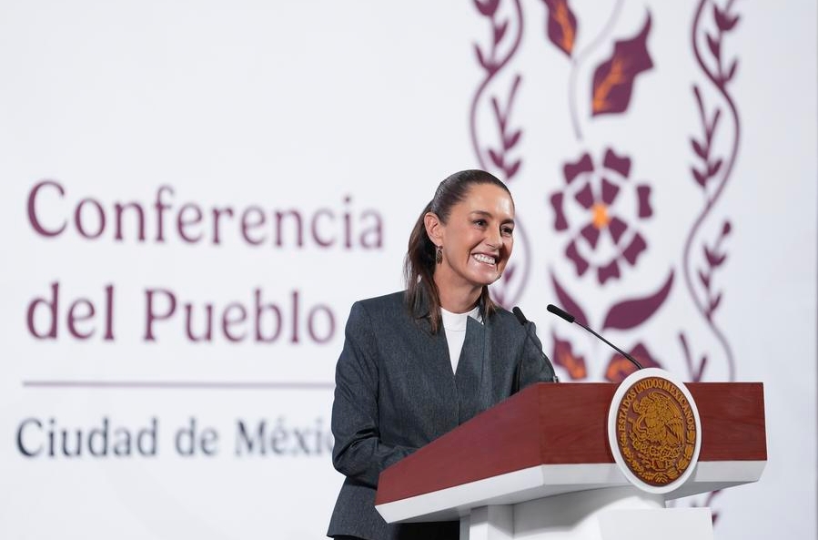 Imagen cedida por la Presidencia de México de la presidenta mexicana, Claudia Sheinbaum, sonriendo durante su conferencia de prensa matutina, en Palacio Nacional, en la Ciudad de México, capital de México, el 3 de marzo de 2025. (Xinhua/Presidencia de México) 