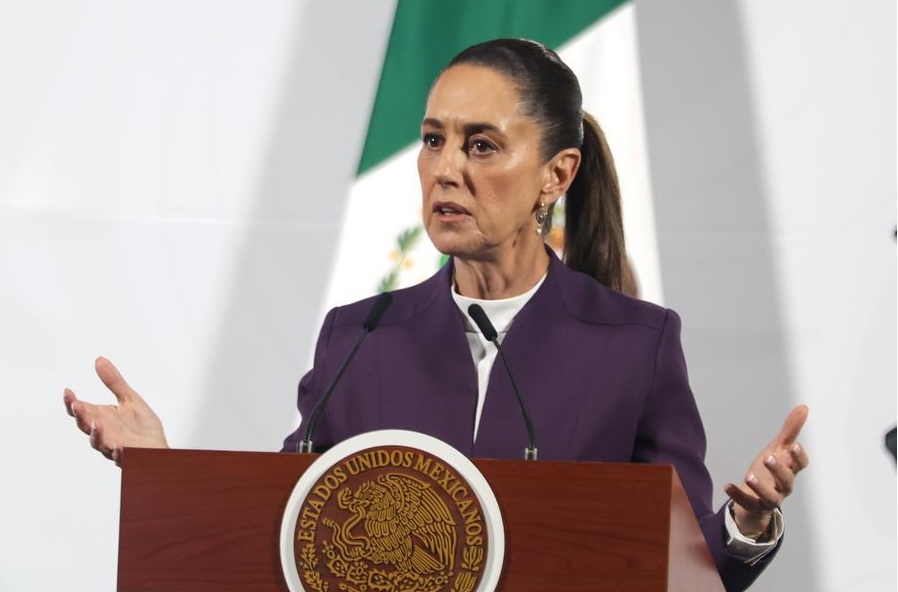 La presidenta mexicana, Claudia Sheinbaum, habla durante su conferencia de prensa matutina, en Palacio Nacional, en la Ciudad de México, capital de México, el 4 de marzo de 2025. Sheinbaum afirmó el martes que tras la decisión de Estados Unidos de imponer aranceles del 25 por ciento a productos de México, bajo ninguna circunstancia se permitirá algún tipo de subordinación o intervencionismo. (Xinhua/Francisco Cañedo) 